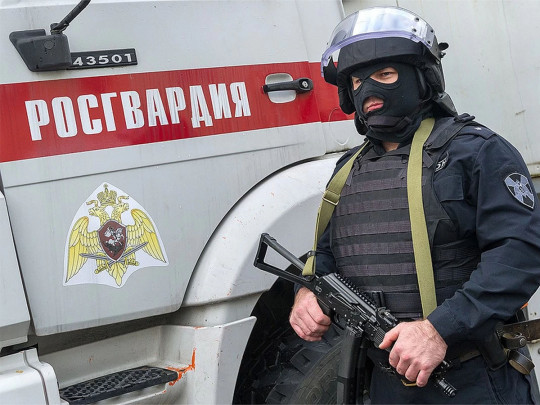 Путин готовится закрыть Москву? В России военных перебрасывают на автобусах с надписью дети