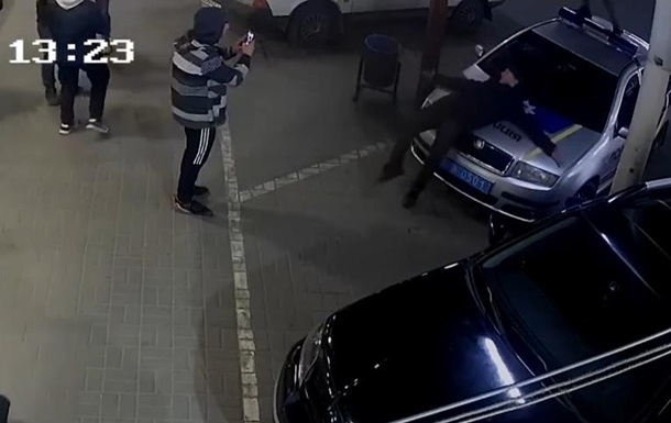 В Сумах задержали парня за танцы на машине копов
