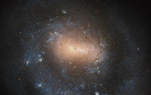 Телескоп Hubble снял однорукую галактику