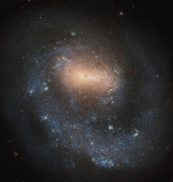 Телескоп Hubble снял однорукую галактику