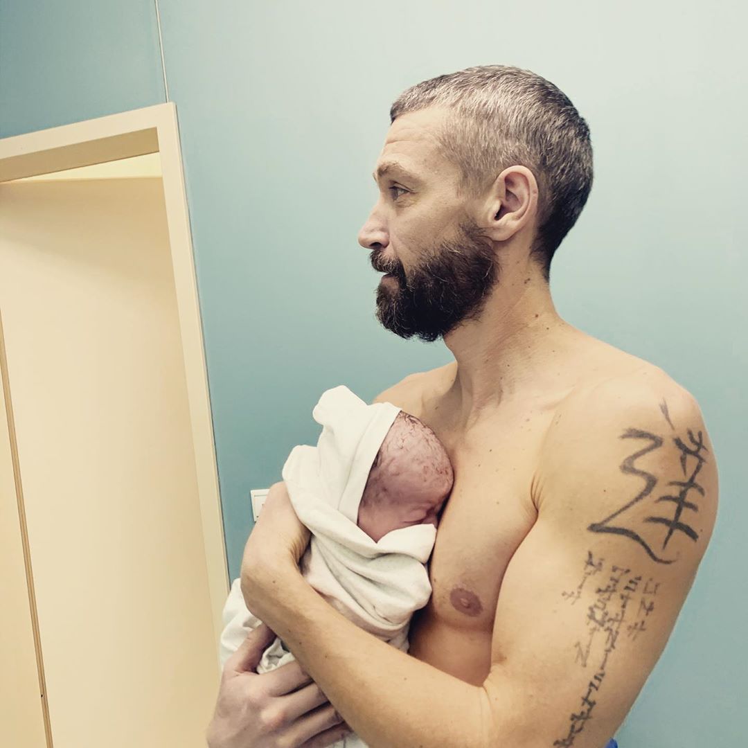 У солиста группы Uma2rman родился шестой ребенок: первые фото