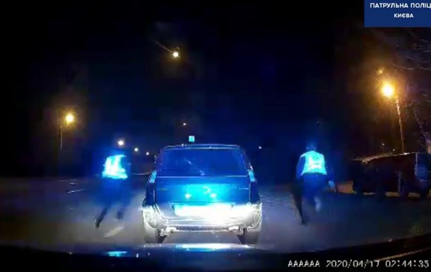 В Киеве водитель снес ограждение и пытался сбежать от полиции