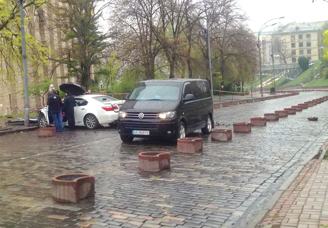 В Киеве задержали сотрудника Кабмина, бравшего десятки тысяч долларов за трудоустройство на госслужбу (фото)