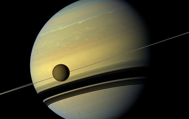 В NASA показали красочную атмосферу Сатурна