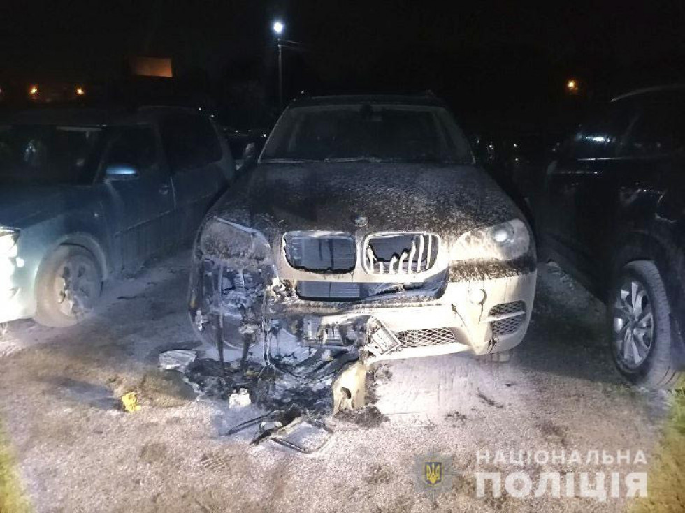 Подозревают поджог: у украинского чемпиона мира сгорел элитный внедорожник (фото)