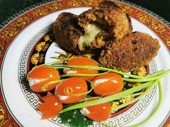 «Тюльпаны» из черри, фаршированные брынзой: легкие рецепты (фото)