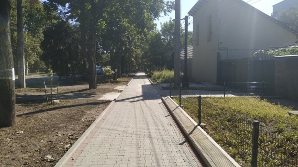 В Одессе под водой оказался свежеотремонтированный тротуар за 1,5 миллиона. Фотофакт