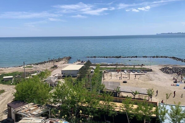 Пляж в Крыжановке: плюсы, минусы и как проходит подготовка к туристическому сезону 