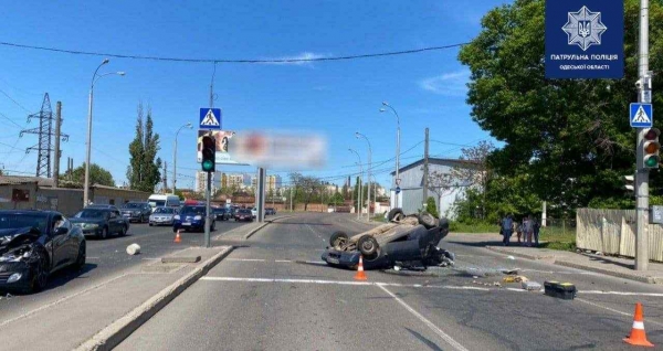 В Одессе в результате ДТП перевернулся автомобиль. Фото