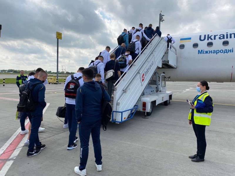 Без Коноплянки: збірна України полетіла до Харкова на заключний етап підготовки до Євро-2020