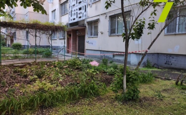 Пожилая женщина упала с пятого этажа на Люстдорфской дороге 