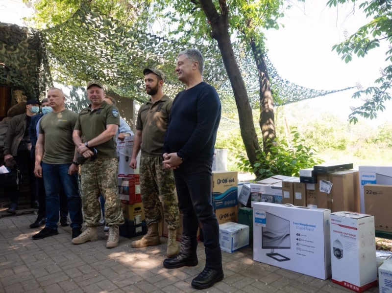 Побував «на нулі», передав комплект відеоспостереження та вшанував Мамчія: Порошенко відвідав Донеччину