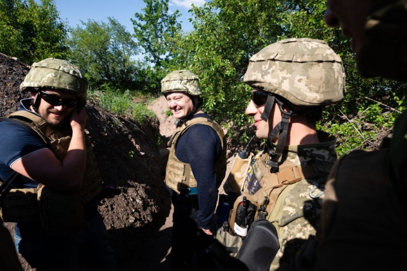Побував «на нулі», передав комплект відеоспостереження та вшанував Мамчія: Порошенко відвідав Донеччину
