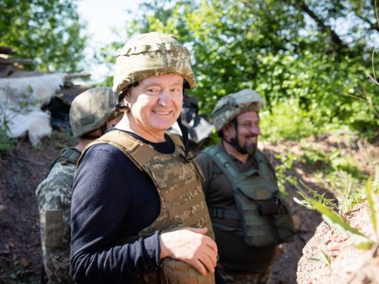 Побував «на нулі», передав комплект відеоспостереження та вшанував Мамчія: Порошенко відвідав Донеччину