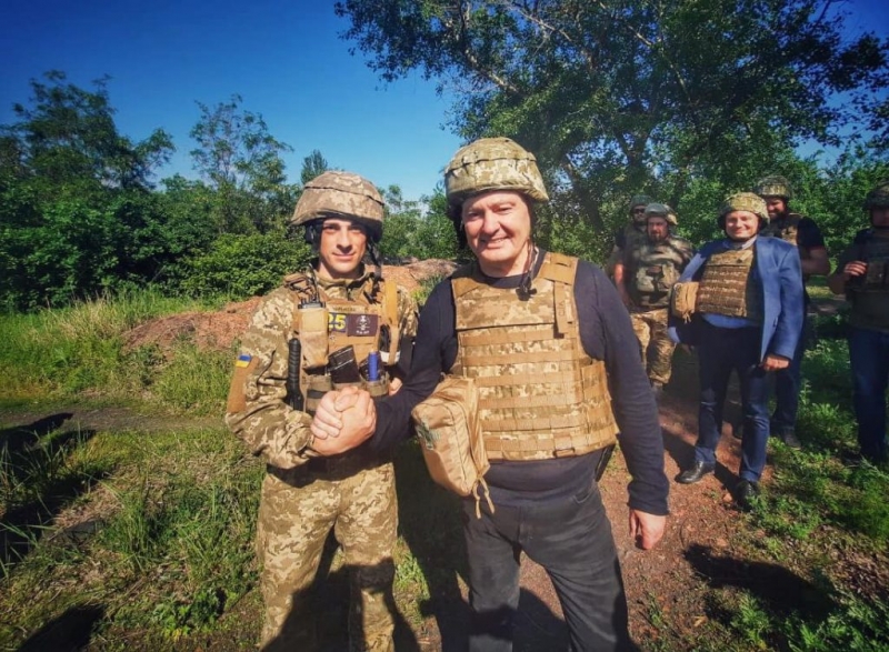 Побував «на нулі», передав комплект відеоспостереження та вшанував Мамчія: Порошенко відвідав Донеччину