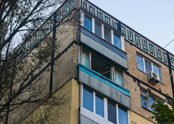 В Днепре мужчина сломал прохожей шею, спрыгнув с восьмого этажа