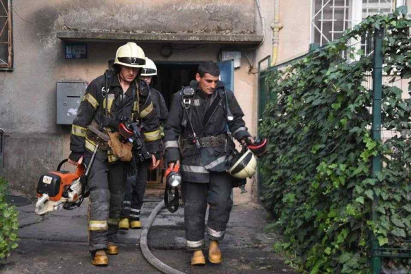 В 5-этажке на Балковской загорелась квартира: из дома эвакуировали 6 человек. Фото