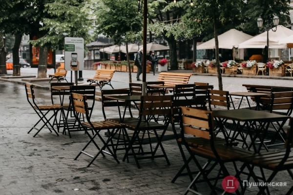 Дождь, ветер, холодрыга: как в Одессе стартовало лето. Фоторепортаж