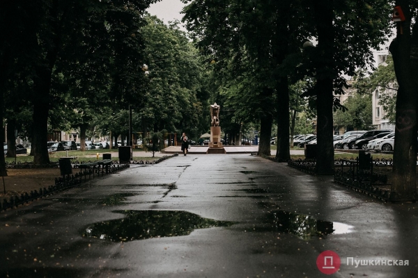 Дождь, ветер, холодрыга: как в Одессе стартовало лето. Фоторепортаж