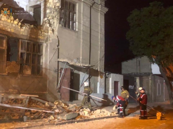 В Одессе обрушилось старое здание завода. Фото