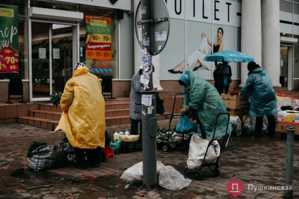 Дождь, ветер, холодрыга: как в Одессе стартовало лето. Фоторепортаж