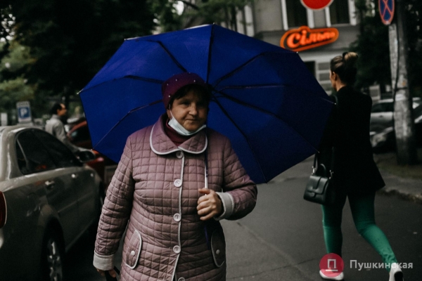 Дождь, ветер, холодрыга: как в Одессе стартовало лето. Фоторепортаж