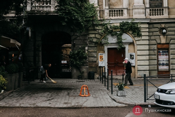 Дождь, ветер, холодрыга: как в Одессе стартовало лето. Фоторепортаж