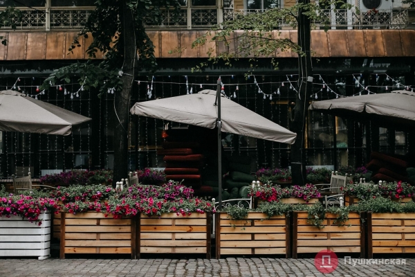 Дождь, ветер, холодрыга: как в Одессе стартовало лето. Фоторепортаж