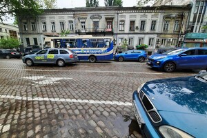 Странное ДТП: в центре Одессы автобус детского лагеря столкнулся с автомобилем