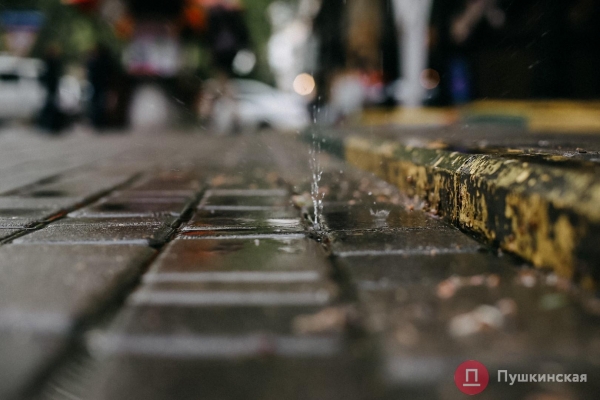 Дождь, ветер, холодрыга: как в Одессе стартовало лето. Фоторепортаж