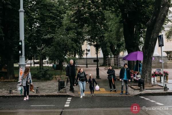 Дождь, ветер, холодрыга: как в Одессе стартовало лето. Фоторепортаж