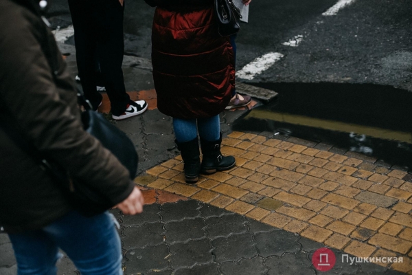 Дождь, ветер, холодрыга: как в Одессе стартовало лето. Фоторепортаж