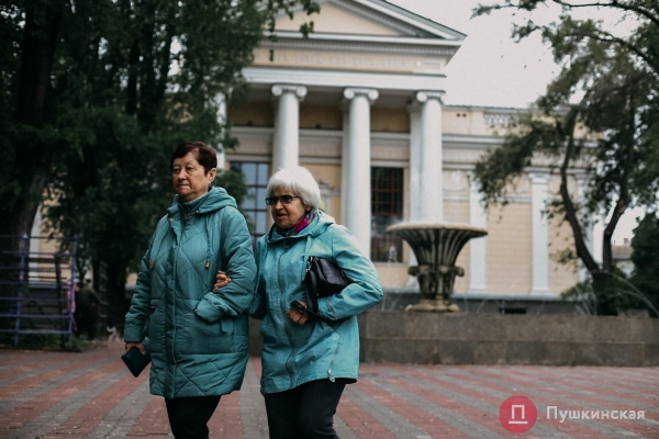 Дождь, ветер, холодрыга: как в Одессе стартовало лето. Фоторепортаж