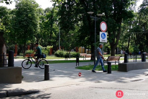 Аккуратно и просто, но ещё не конец: в Одессе официально открыли сквер за 45 миллионов. Фоторепортаж