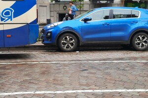 Странное ДТП: в центре Одессы автобус детского лагеря столкнулся с автомобилем