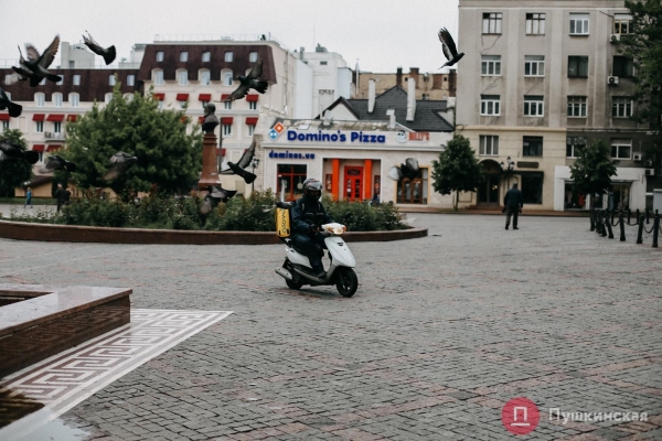 Дождь, ветер, холодрыга: как в Одессе стартовало лето. Фоторепортаж