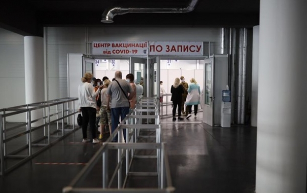 Вакцинация на выходных: в Киеве две очереди