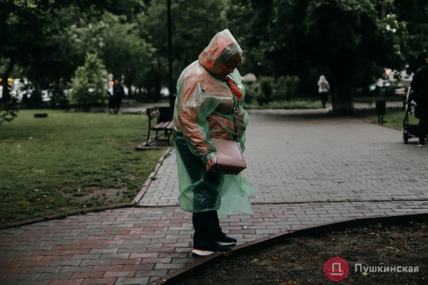 Дождь, ветер, холодрыга: как в Одессе стартовало лето. Фоторепортаж