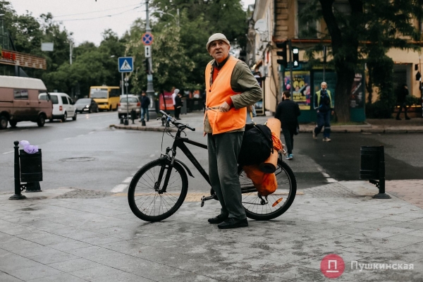 Дождь, ветер, холодрыга: как в Одессе стартовало лето. Фоторепортаж
