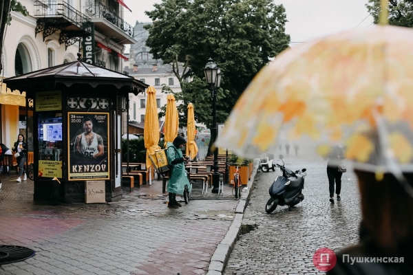 Дождь, ветер, холодрыга: как в Одессе стартовало лето. Фоторепортаж