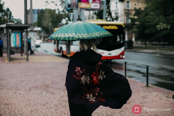 Дождь, ветер, холодрыга: как в Одессе стартовало лето. Фоторепортаж