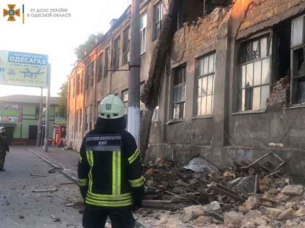В Одессе обрушилось старое здание завода. Фото
