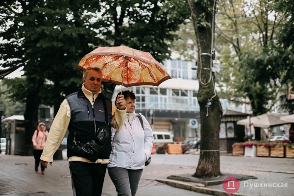 Дождь, ветер, холодрыга: как в Одессе стартовало лето. Фоторепортаж