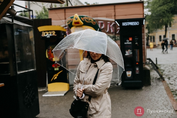 Дождь, ветер, холодрыга: как в Одессе стартовало лето. Фоторепортаж