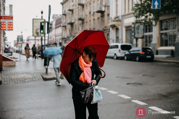 Дождь, ветер, холодрыга: как в Одессе стартовало лето. Фоторепортаж