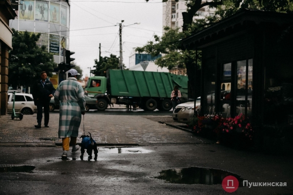 Дождь, ветер, холодрыга: как в Одессе стартовало лето. Фоторепортаж