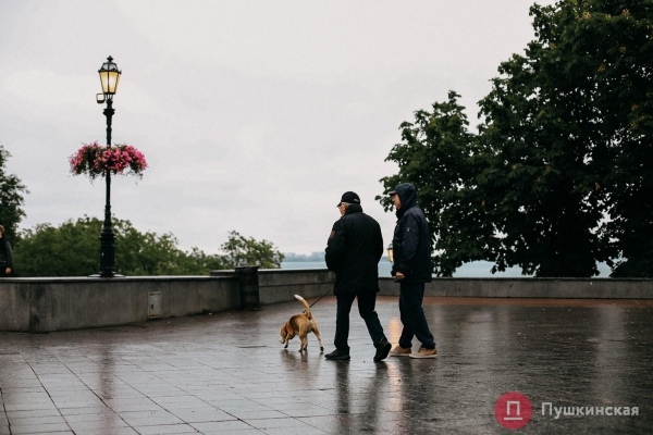 Дождь, ветер, холодрыга: как в Одессе стартовало лето. Фоторепортаж