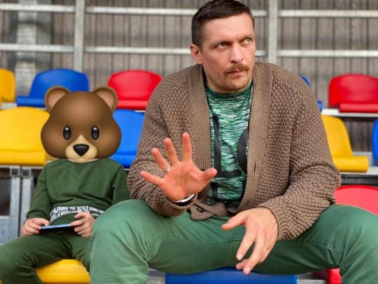 Усик зняв боксерські рукавички та став у футбольні ворота: конфузу уникнути не вдалося