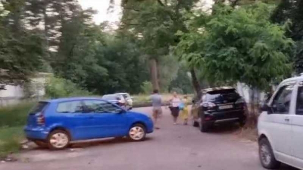 В Киеве пьяный подросток-ром протаранил три авто: защищать его приехал целый табор