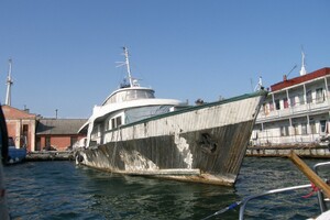 Пять лет под водой: в Одесском порту подняли со дна "катер Брежнева"